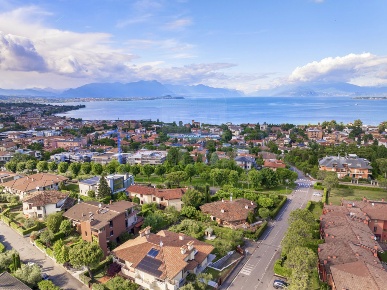 Foto Attico in via tiziano 5, Desenzano del Garda di 176 m² con 3 locali
