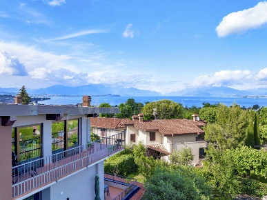 Foto Attico in via tiziano 5, Desenzano del Garda di 176 m² con 3 locali