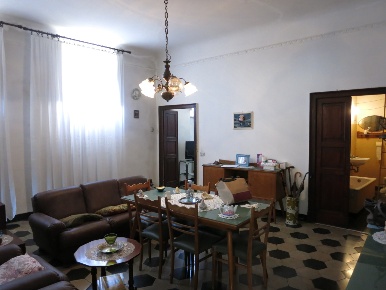 Foto Attico a Sarzana Centro di 98 m² con 5 locali in vendita