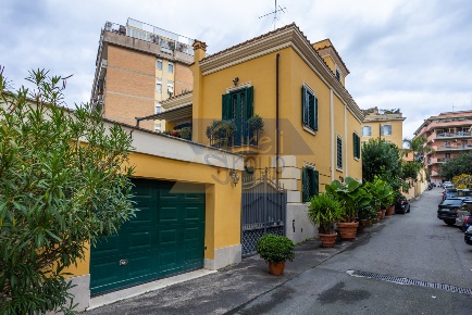 Foto Attico in Via Paolo Giovio, Roma Appio Latino di 100 m² con 3 locali