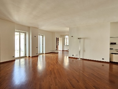 Foto Attico in Via XX Settembre, Bergamo Centro di 270 m² con 5 locali