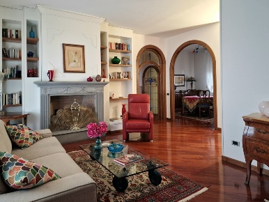 Foto Attico a Massa Centro di 130 m² con 5 locali in vendita