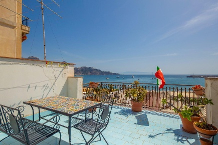 Foto Attico a Giardini-Naxos Centro di 85 m² con 4 locali in vendita