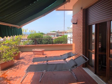 Foto Attico a Massa Marina di Massa Centro di 120 m² con 4 locali