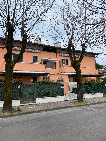 Foto Attico a Massa Marina di Massa Centro di 65 m² con 4 locali in affitto