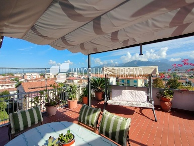 Foto Attico a Massa Marina di Massa Centro di 125 m² con 5 locali