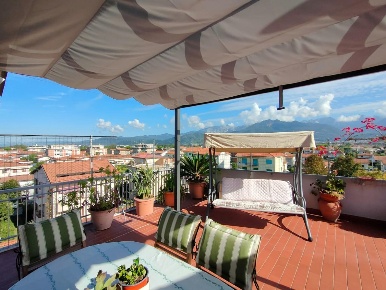 Foto Attico a Massa Marina di Massa Centro di 125 m² con 5 locali