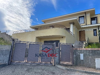 Foto Villa a schiera in Via M.A. Cassiodoro, Montepaone di 278 m²