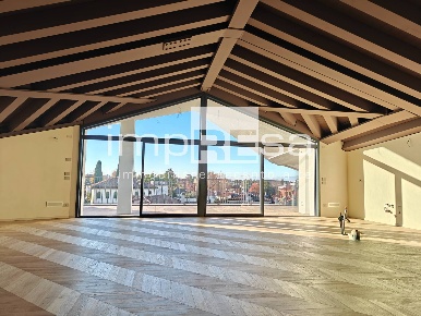 Foto Attico in via montello, Treviso Viale Luzzatti di 375 m² con 10 locali