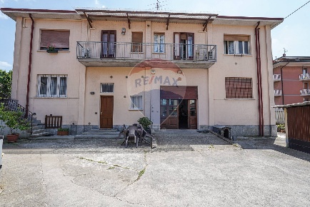 Foto Villa a schiera in via Torquato Tasso, Treviglio di 350 m² in vendita