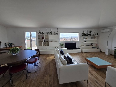 Foto Attico in Via Giovanni Medrano, Olbia di 310 m² con 11 locali