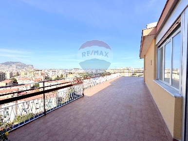 Foto Attico a Palermo Montegrappa di 100 m² con 5 locali in affitto