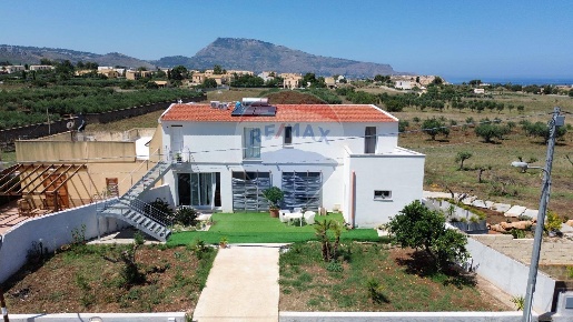 Foto Villa bifamiliare in via c7, Custonaci Centro di 360 m² con 8 locali