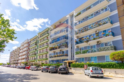 Foto Appartamento in Via Peucetia, Bari Japigia di 130 m² con 4 locali