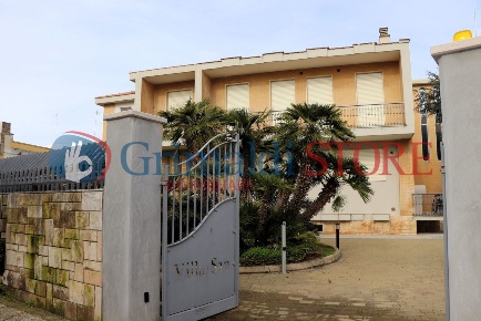 Foto Villa unifamiliare in Via Santo Giuseppe 1a, Squinzano di 1195 m²