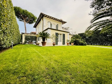 Foto Villa unifamiliare a Forte dei Marmi Caranna di 300 m² con 10 locali