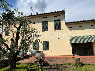 Foto Casa indipendente a Lucca Antraccoli di 170 m² con 10 locali