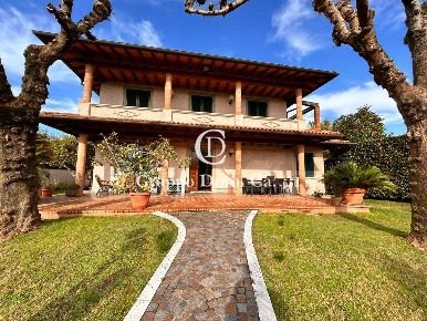 Foto Villa unifamiliare a Forte dei Marmi Centro di 330 m² con 7 locali