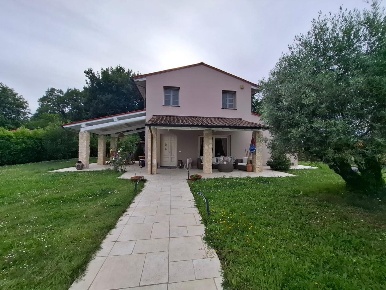 Foto Villa unifamiliare a Fucecchio Querce di 225 m² con 4 locali
