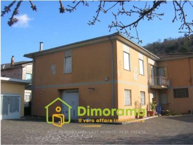 Foto Appartamento in Via salaria per l'aquila, Rieti di 443 m² con 5 locali