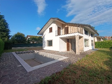 Foto Villa unifamiliare in Via Prealpi, Casatenovo Centro di 423 m²