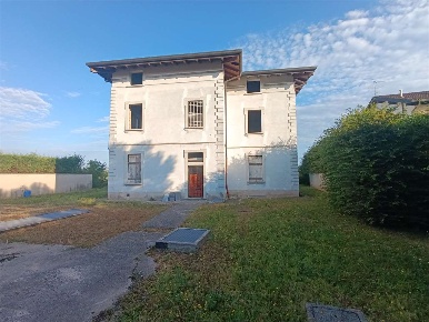 Foto Villa unifamiliare a Lomagna di 475 m² con 7 locali in vendita