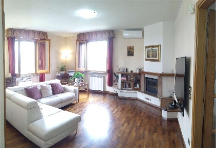 Foto Villa unifamiliare a Perugia di 400 m² con 8 locali in vendita