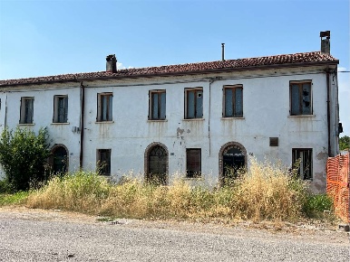 Foto Appartamento a Nogarole Rocca di 340 m² con 8 locali in vendita