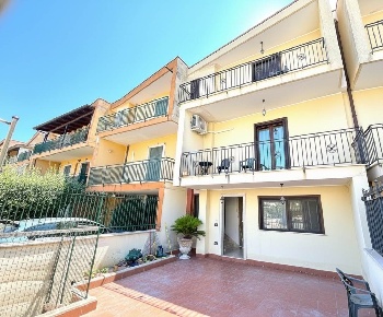 Foto Villa a schiera in Via Venezia, Mondragone di 150 m² con 5 locali