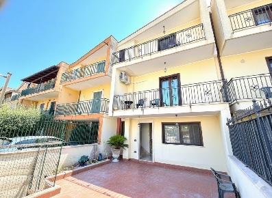 Foto Villa a schiera in Via Venezia, Mondragone di 150 m² con 5 locali