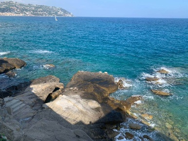 Foto Villa unifamiliare a Bordighera Centro di 500 m² con 8 locali