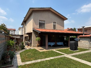 Foto Villa unifamiliare in VIA PUECHER 6, Cornate d'Adda Centro di 166 m²