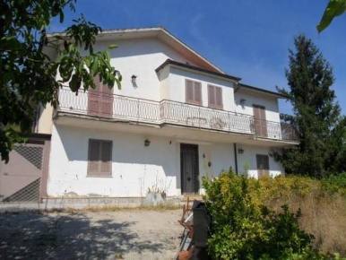 Foto Villa unifamiliare a Castelvetere sul Calore di 245 m² con 4 locali