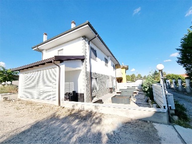 Foto Appartamento in VIA DEL MAGO 54, Novara Bicocca di 285 m² con 5 locali