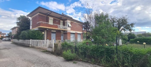 Foto Casa indipendente in Via Giuseppe di Vittorio, Bastia Umbra di 340 m²