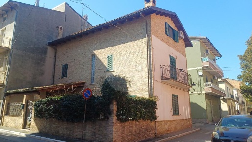 Foto Case indipendenti in VIA PASCOLI, San Salvo di 190 m² con 7 locali