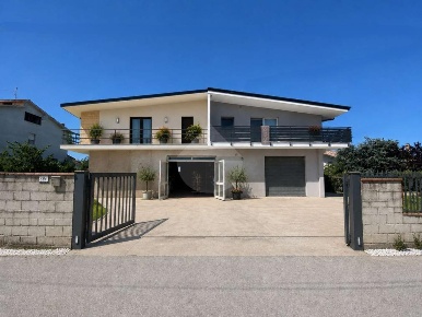 Foto Casa indipendente in c.da Villa Andreoli, Lanciano Centro di 392 m²