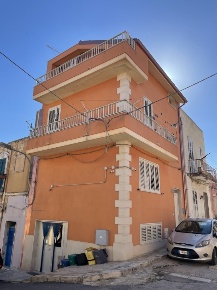 Foto Casa indipendente in via C. Menotti 85, Pachino di 115 m² con 5 locali