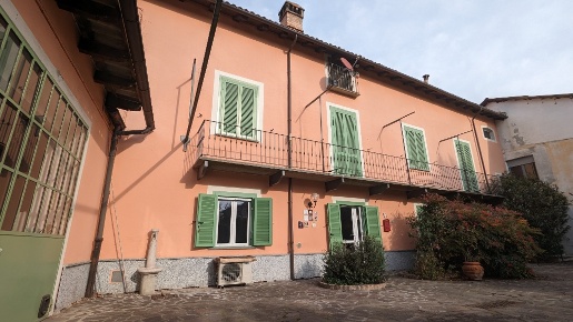 Foto Casa indipendente a Nizza Monferrato di 296 m² con 7 locali in vendita