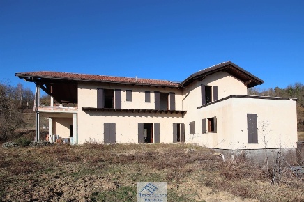 Foto Casa indipendente a Niella Belbo di 380 m² con 6 locali in vendita
