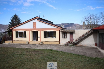 Foto Casa indipendente a Levice di 166 m² con 6 locali in vendita