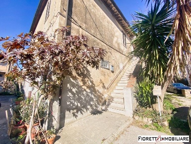 Foto Casa indipendente a Piombino Centro di 200 m² con 7 locali in vendita