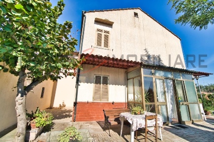 Foto Casa indipendente a Campiglia Marittima di 175 m² con 8 locali