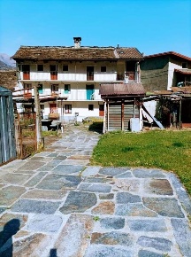 Foto Casa indipendente a Beura-Cardezza di 400 m² con 10 locali in vendita