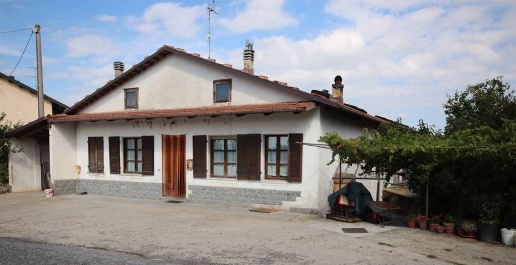 Foto Casa indipendente a Lequio Berria di 150 m² con 5 locali in vendita