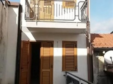 Foto Casa indipendente in Via Somma, Nicolosi di 130 m² con 5 locali