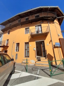 Foto Casa indipendente in SAN GIORGIO CANAVESE VIA C. VIGNA 50, di 350 m²