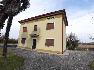 Foto Casa indipendente a Cordenons di 240 m² con 10 locali in vendita