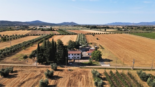 Foto Casa indipendente a Roccastrada di 318 m² con 15 locali in vendita