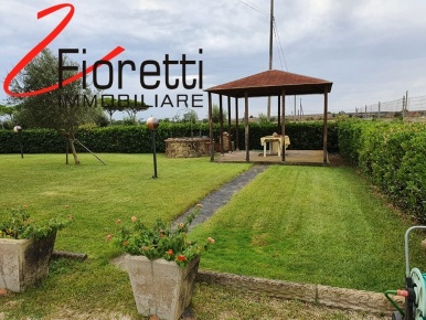 Foto Casa indipendente a Piombino di 530 m² con 17 locali in vendita